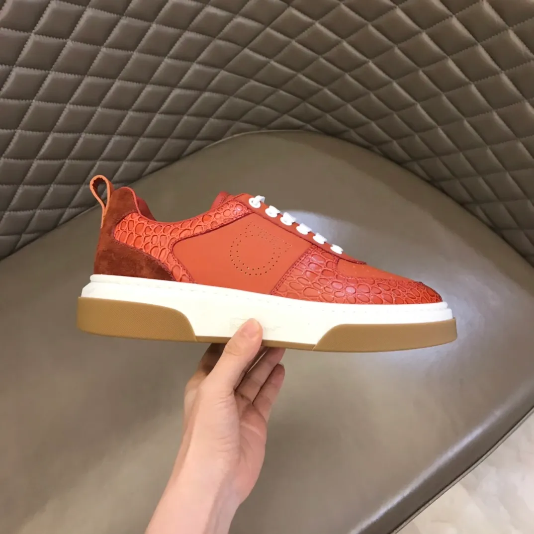 p420 "Salvatore Ferraga**" men's low-cut fashion sneakers. This casual shoe has a novel structure and is made of soft calfskin. The contrasting color elements on the upper highlight the bold and avant-garde atmosphere. The first-layer cowhide lining is high-end and comfortable. Energetic and fresh, these shoes can be worn with casual looks or add a touch of street style to elegant trousers.  Size: 38-44